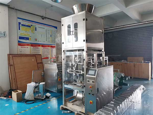 全套粉体自动国产午夜麻豆影院在线观看流水线由螺杆计量机、真空上料机、成品输送机组成